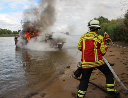 08.08.2022 // brennende Motoryacht auf der Elbe – Gewässerschutzzug der Kreisfeuerwehr verhindert Umweltschäden