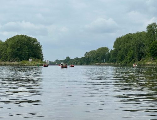 Großaufgebot an Rettungskräften sucht mutmaßlich vermisste Person auf der Elbe