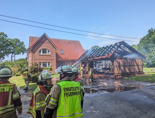 Brand eines massiven Carports in Heidenau – Feuerwehr verhindert erfolgreich Ausbreitung auf Wohnhaus