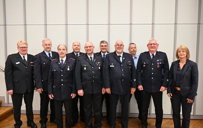 Kreisverbandsvorsitzender Jörn Petersen (links) mit den Geehrten Lars Otten, Hartmut Zerwer, Dirk Behmer, Dirk Breitenhagen, Stephan Schick, Martin Ohl, Sven Bauer, Bernd Block und Kreisrätin Annerose Tiedt