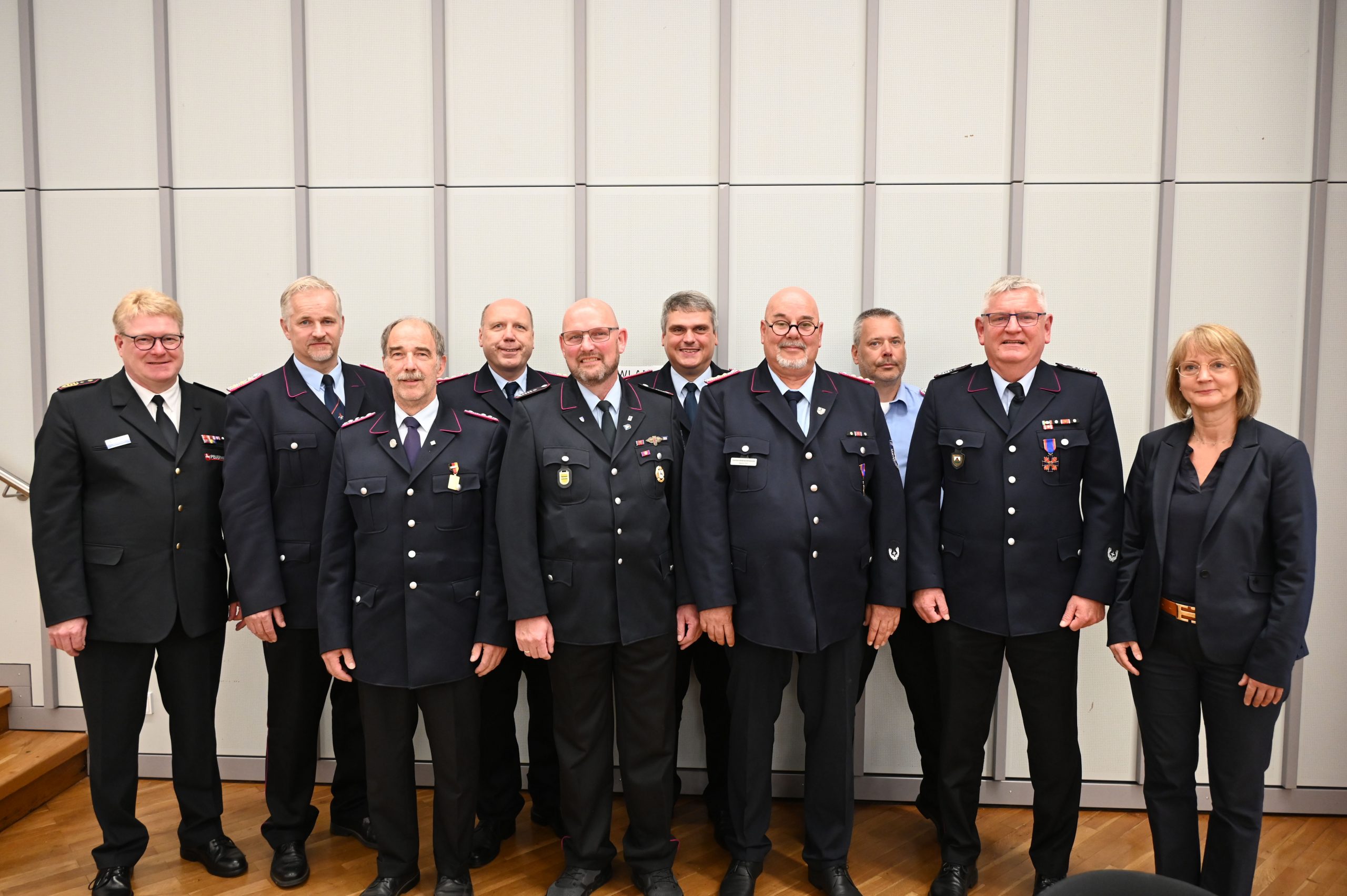 Kreisverbandsvorsitzender Jörn Petersen (links) mit den Geehrten Lars Otten, Hartmut Zerwer, Dirk Behmer, Dirk Breitenhagen, Stephan Schick, Martin Ohl, Sven Bauer, Bernd Block und Kreisrätin Annerose Tiedt