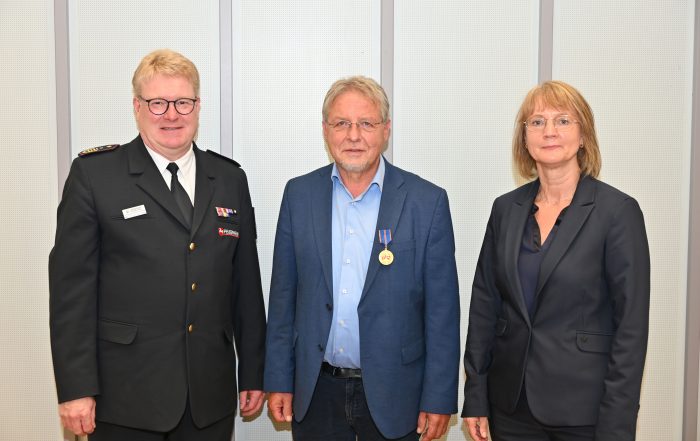 Kreisverbandsvorsitzender Jörn Petersen (links) mit Wolfgang Krause und Kreisrätin Annerose Tiedt