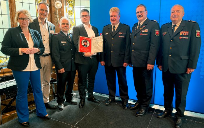 Verleihung der Plakette "Patner der Feuerwehr" (v.l.): Innenministerin Daniela Behrens, Samtgemeindebürgermeister Jens Köster, Ortsbrandmeister Thorsten Schöttner, Gerrit Müller, Kreisbrandmeister Jörn Petersen, LFV-Präsident Olaf Kapke, Regierungsbrandmeister Uwe Quante