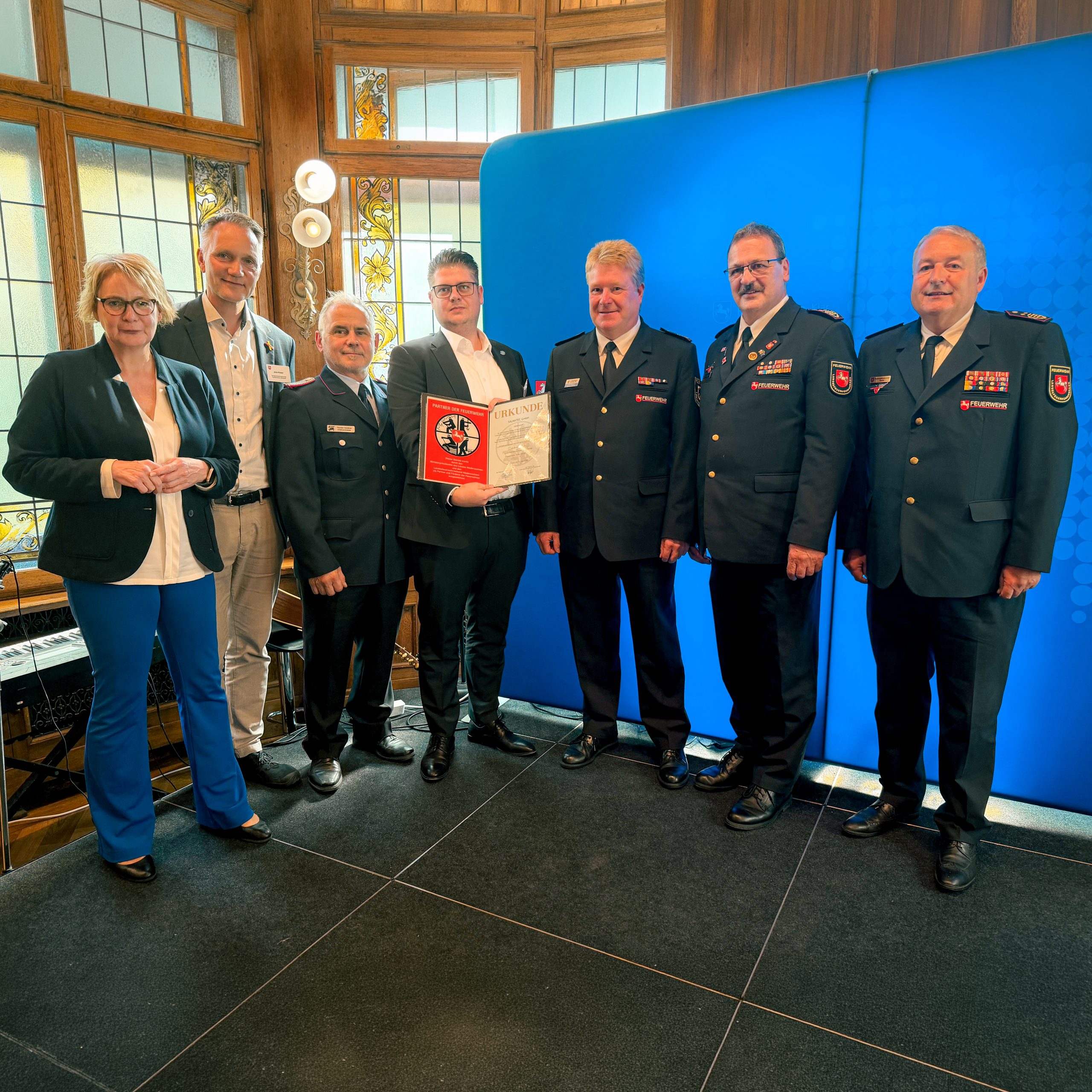 Verleihung der Plakette "Patner der Feuerwehr" (v.l.): Innenministerin Daniela Behrens, Samtgemeindebürgermeister Jens Köster, Ortsbrandmeister Thorsten Schöttner, Gerrit Müller, Kreisbrandmeister Jörn Petersen, LFV-Präsident Olaf Kapke, Regierungsbrandmeister Uwe Quante