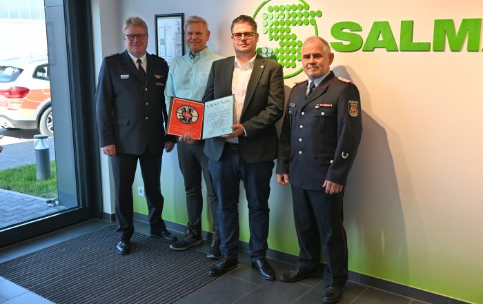 Verleihung der Plakette "Patner der Feuerwehr" (v.l.): Kreisbrandmeister Jörn Petersen, Geschäftsführer André Müller, Gerrit Müller, Ortsbrandmeister Thorsten Schöttner
