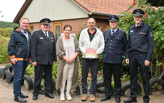 Übergabe der Plakette an die DRK-Kita Luhdorf (v.l.): Bürgermeister André Wiese, Kreisverbandsvorsitzender Jörn Petersen, Kita-Leiterin Kirstin Barth, Brandschutzerzieher Markus Reiß, Ortsbrandmeister Jens Bleecken, Kreisbrandschutzerzieher Olaf Bruhn