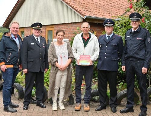 DRK-Kita Luhdorf erhält Plakette des Landesfeuerwehrverbandes Niedersachsen