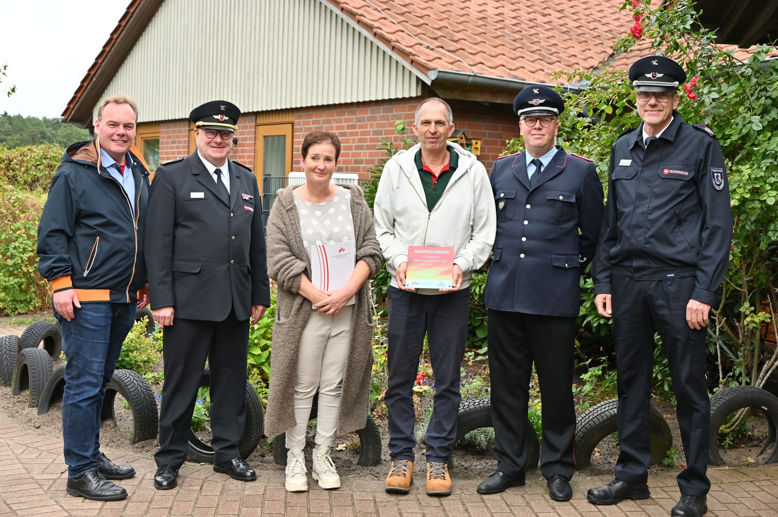Übergabe der Plakette an die DRK-Kita Luhdorf (v.l.): Bürgermeister André Wiese, Kreisverbandsvorsitzender Jörn Petersen, Kita-Leiterin Kirstin Barth, Brandschutzerzieher Markus Reiß, Ortsbrandmeister Jens Bleecken, Kreisbrandschutzerzieher Olaf Bruhn